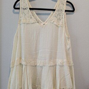Entro - NWOT - Cream Lace Tunic - Medium